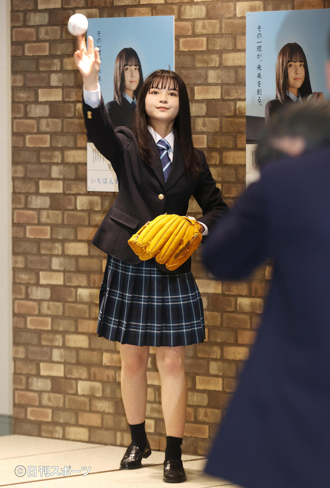 センバツ応援イメージキャラクターに任命され、キャッチボールを披露する小泉のん（撮影・野上伸悟）