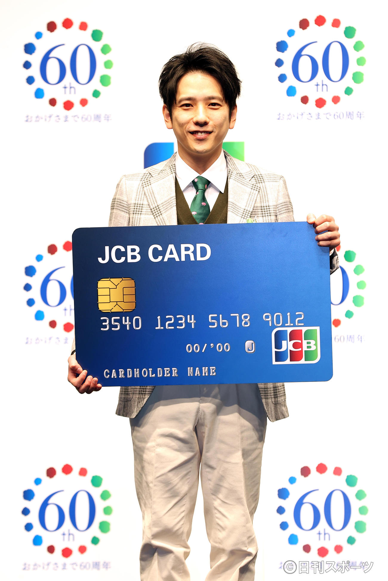 JCB新CM発表会で、カードを手に笑顔で記念撮影する二宮和也（撮影・浅見桂子）