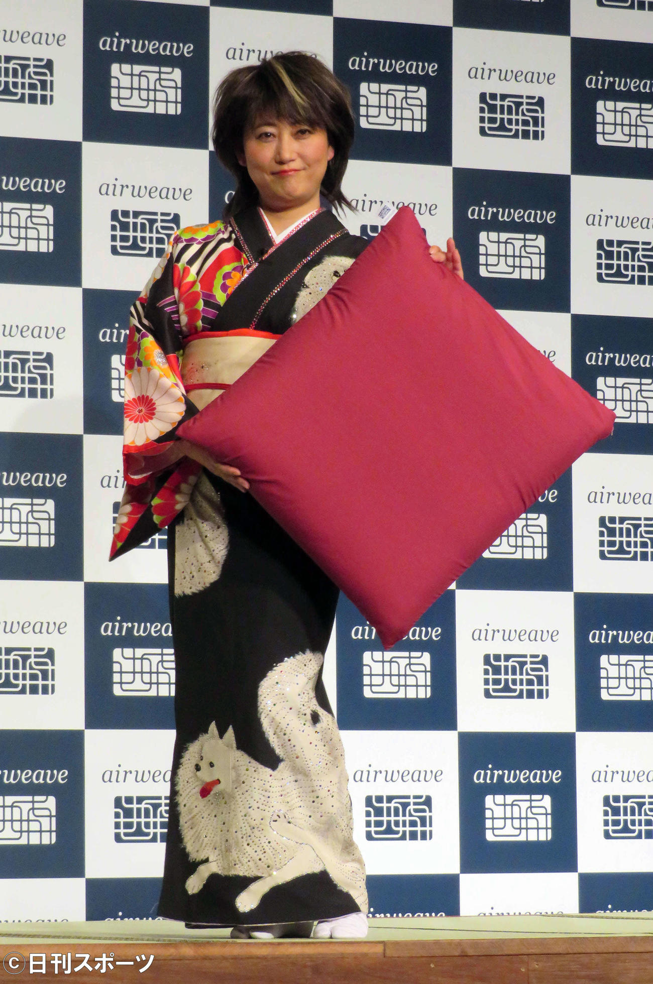 新商品「エアウィーヴ　座布団」の発表会に出席した水谷千重子（撮影・三須佳夏）