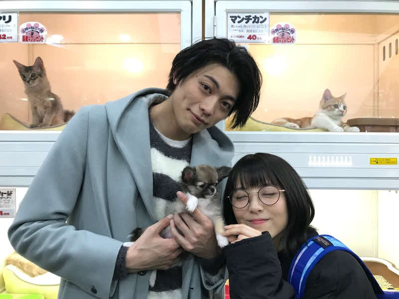 東啓介（左）と子犬にメロメロな浜辺美波（「ウチの娘は、彼氏が出来ない！！」オフィシャルブログより）
