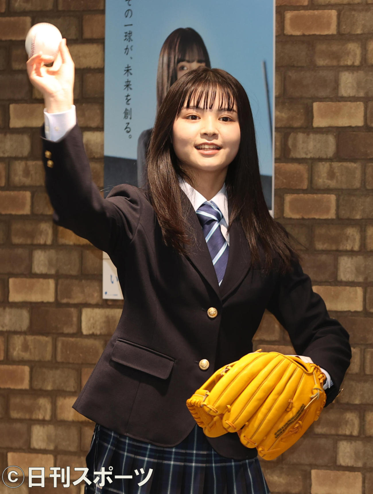 センバツ応援イメージキャラクターに任命され、キャッチボールを披露する小泉のん（撮影・野上伸悟）