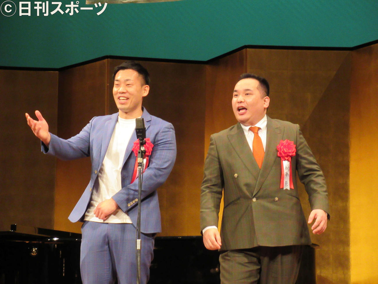 「咲くやこの花賞」を受賞し、贈呈式で漫才を披露するミルクボーイ内海崇（右）と駒場孝（撮影・星名希実）