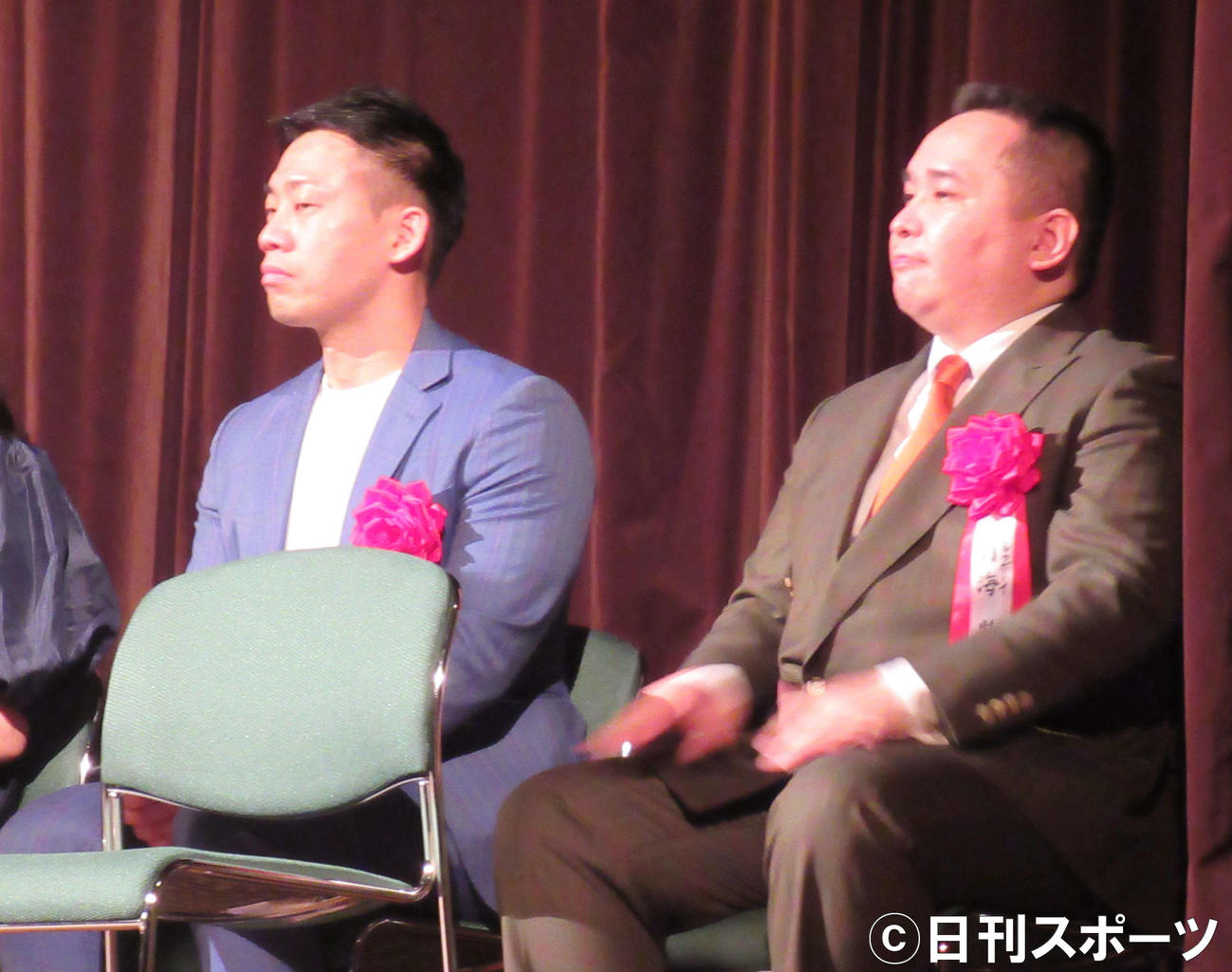 贈呈式に出席したミルクボーイ駒場孝（左）と内海崇