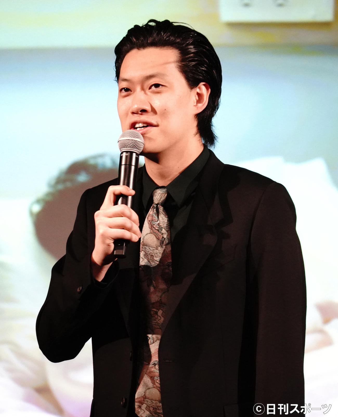 映画「半径1メートルの君　上を向いて歩こう」完成記念会見に出席した霜降り明星粗品（撮影・佐藤成）