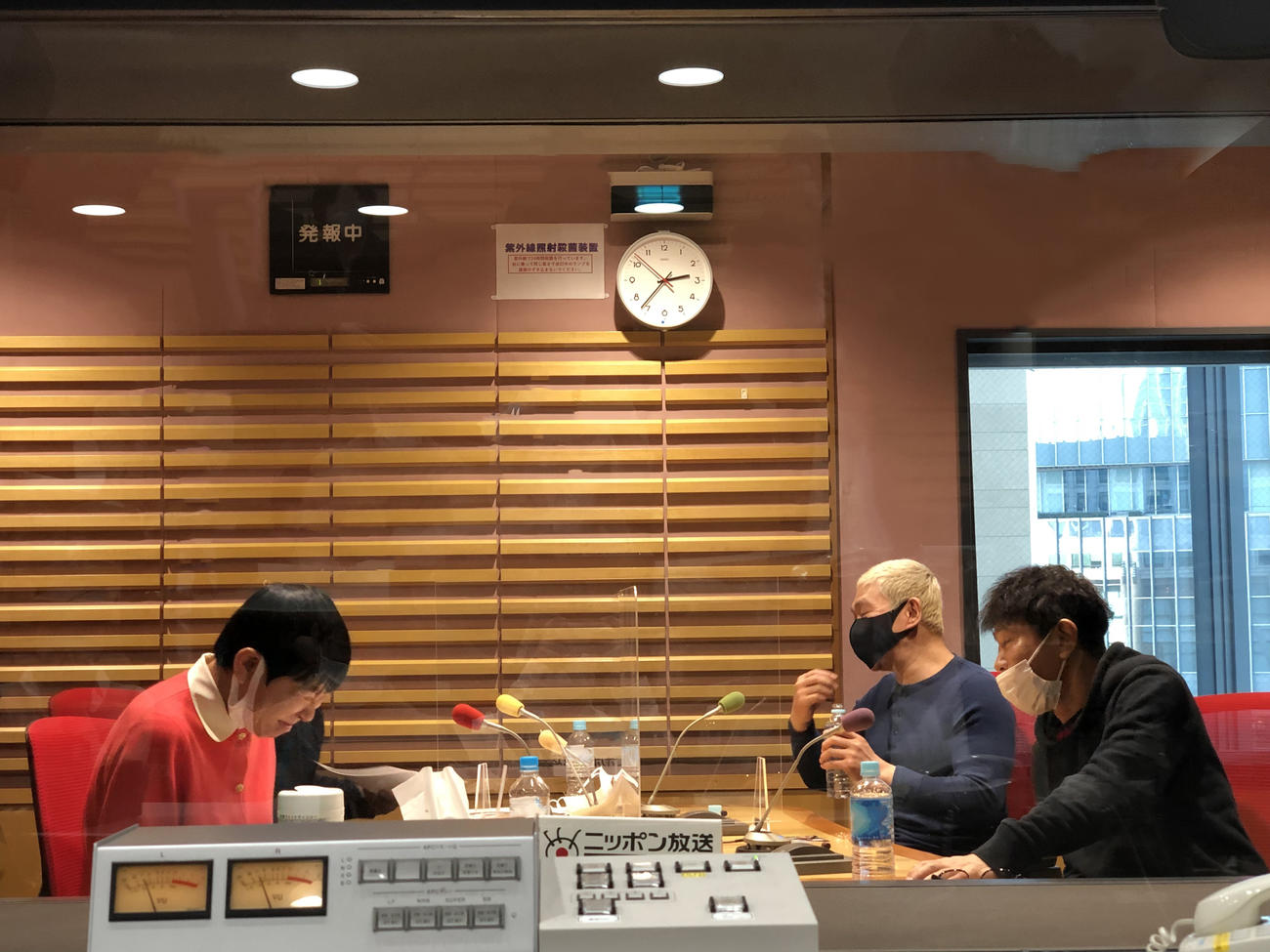 ニッポン放送「アッコのいいかげんに1000回」にゲスト出演し、和田アキ子（左）と爆笑トークを繰り広げたダウンタウン