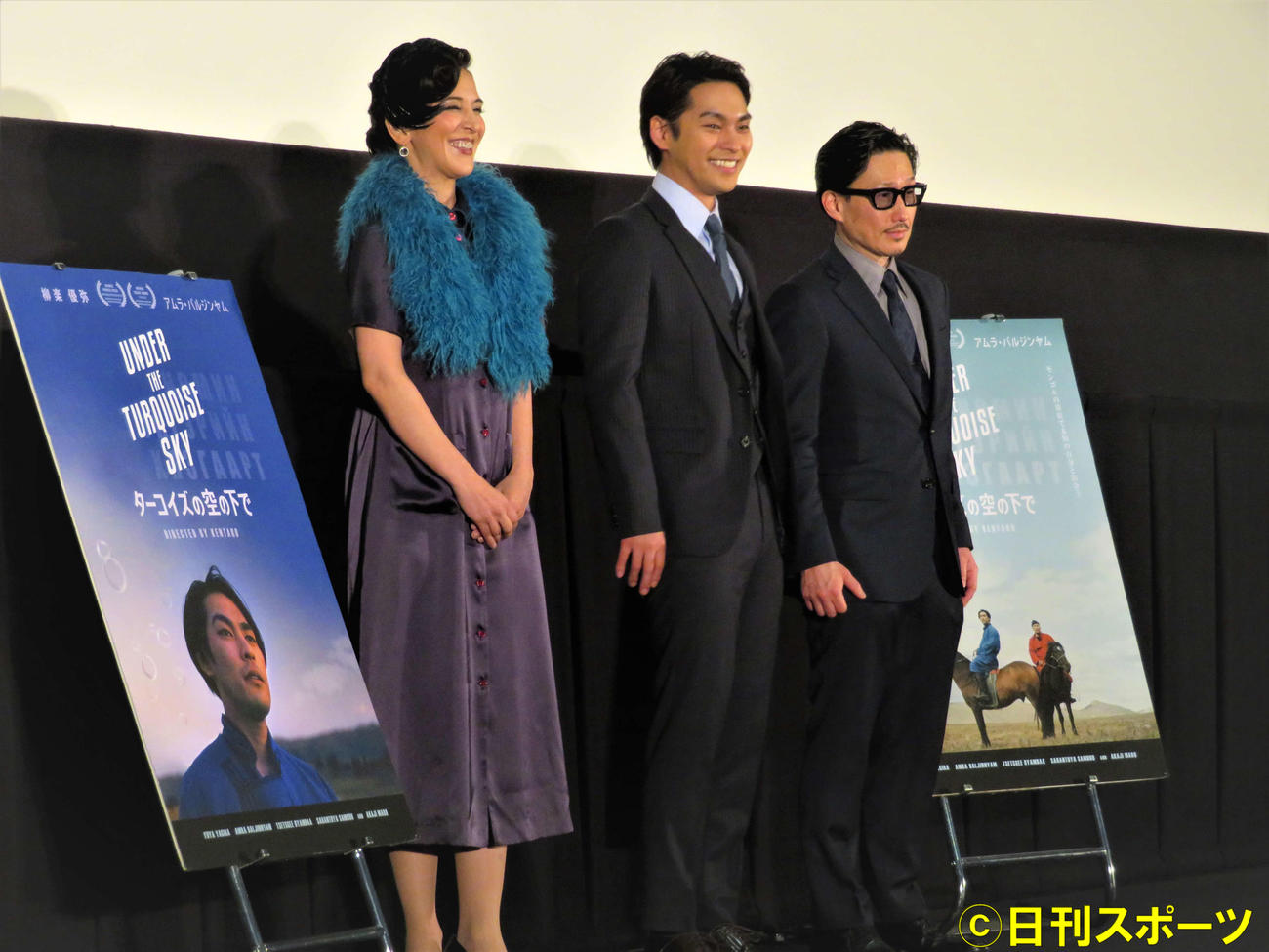 映画「ターコイズの空の下で」の先行プレミアム上映会に出席した左からサヘル・ローズ、柳楽優弥、KENTARO監督（撮影・三須佳夏）