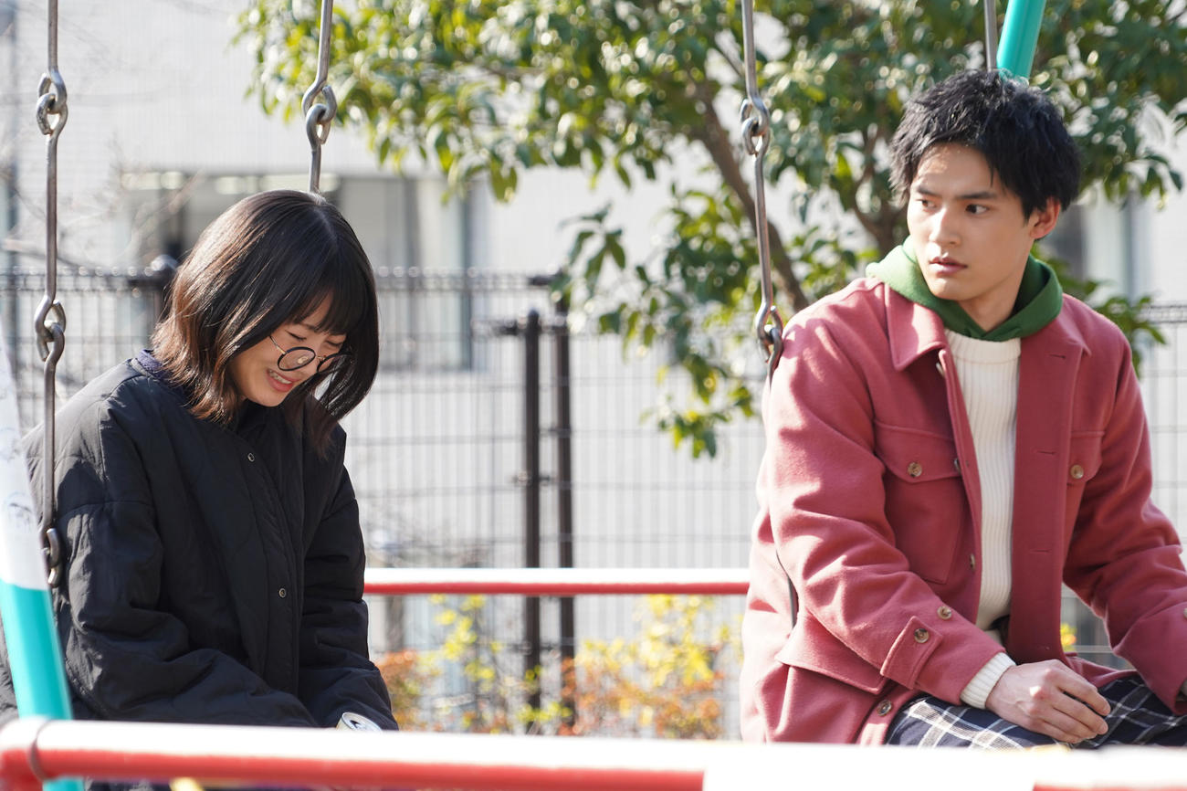 日本テレビ系「ウチの娘は、彼氏が出来ない！！」に出演中の浜辺美波（左）と岡田健史