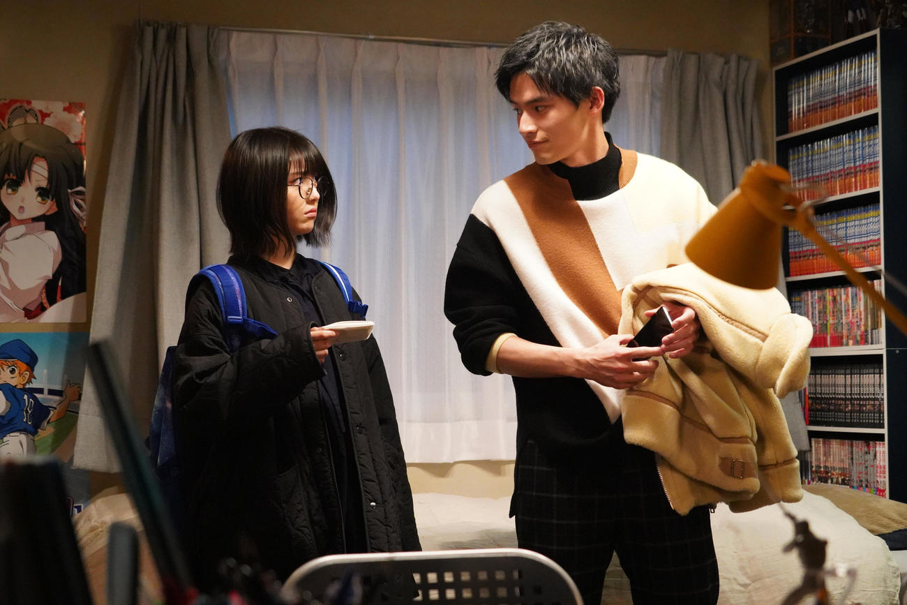 日本テレビ系「ウチの娘は、彼氏が出来ない！！」に出演中の浜辺美波（左）と岡田健史