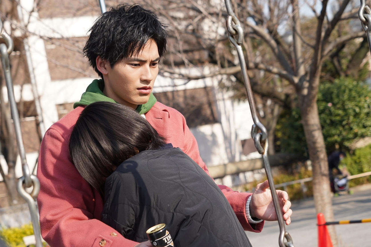 日本テレビ系「ウチの娘は、彼氏が出来ない！！」に出演中の岡田健史（左）と浜辺美波