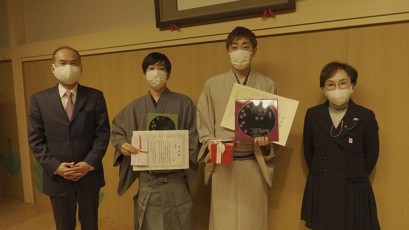 （左から）笑福亭仁智会長、準優勝の桂三実、優勝の桂三四郎、賞創設に尽力したアートコーポレーションの寺田千代乃名誉会長