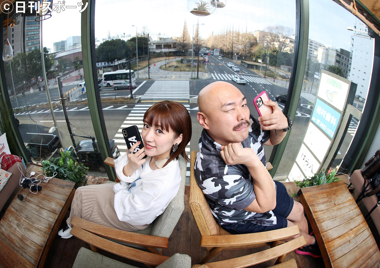 新音声SNSアプリ「Clubhouse（クラブハウス）」について語り合った高橋みなみ（左）と安田大サーカスのクロちゃん（撮影・浅見桂子）