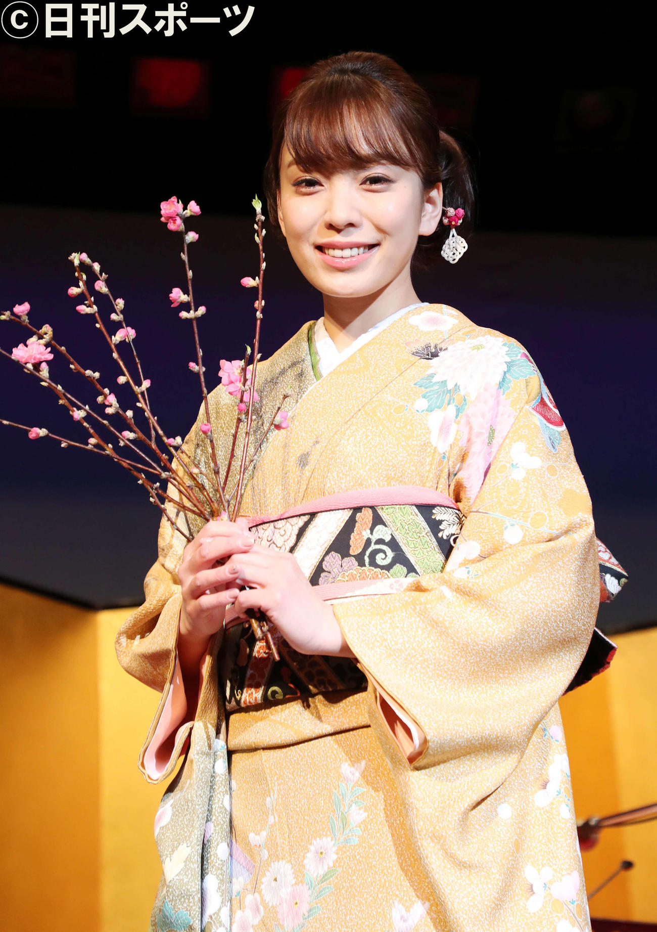 桃の花を手に写真に納まる杜このみ（2019年3月3日撮影）