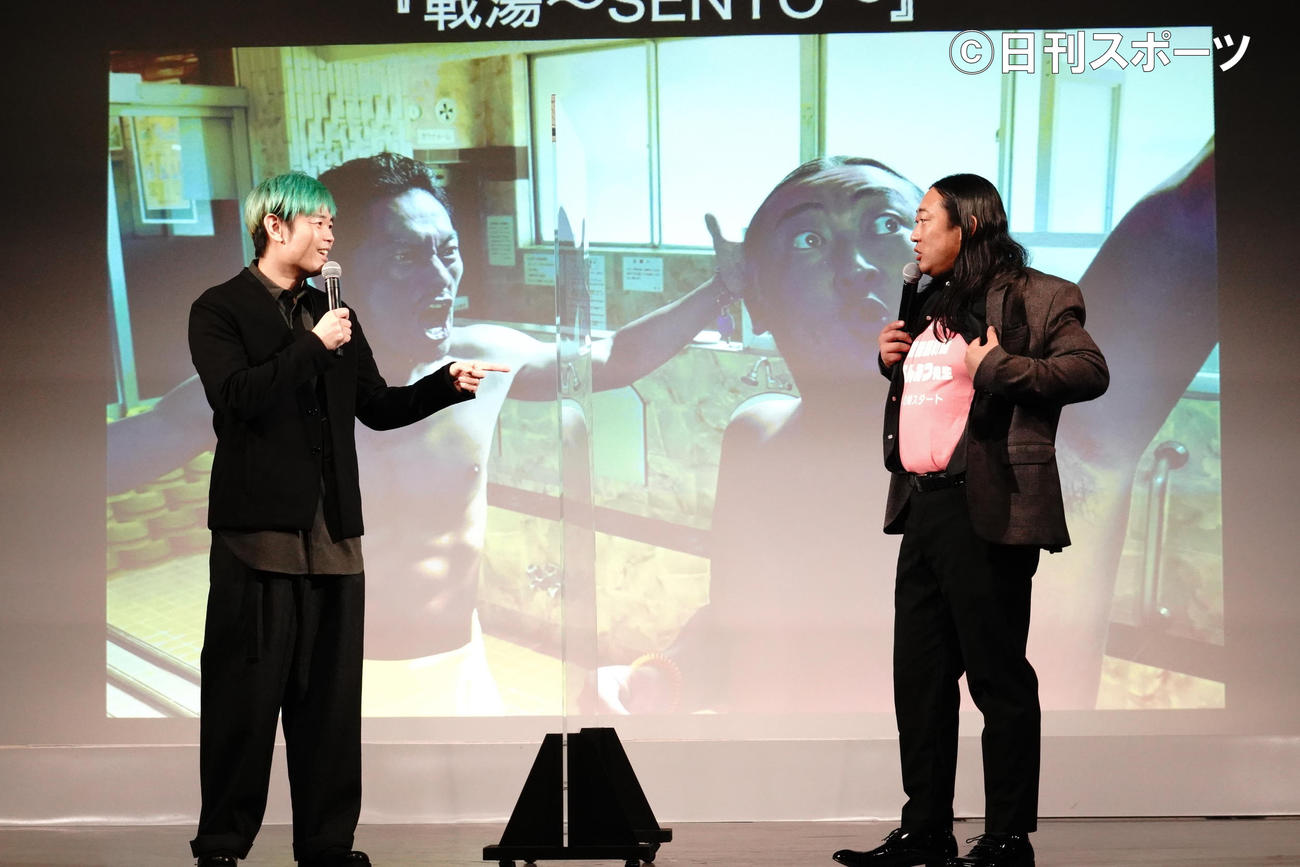 映画「半径1メートルの君　上を向いて歩こう」完成記念会見に出席した品川庄司品川ヒロシ（左）とロバート秋山竜次（撮影・佐藤成）