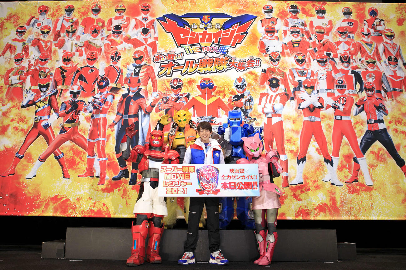 映画「機界戦隊ゼンカイジャー　THE MOVIE　赤い戦い！オール戦隊大集会！！」に出席した主演の駒木根葵汰（中央）