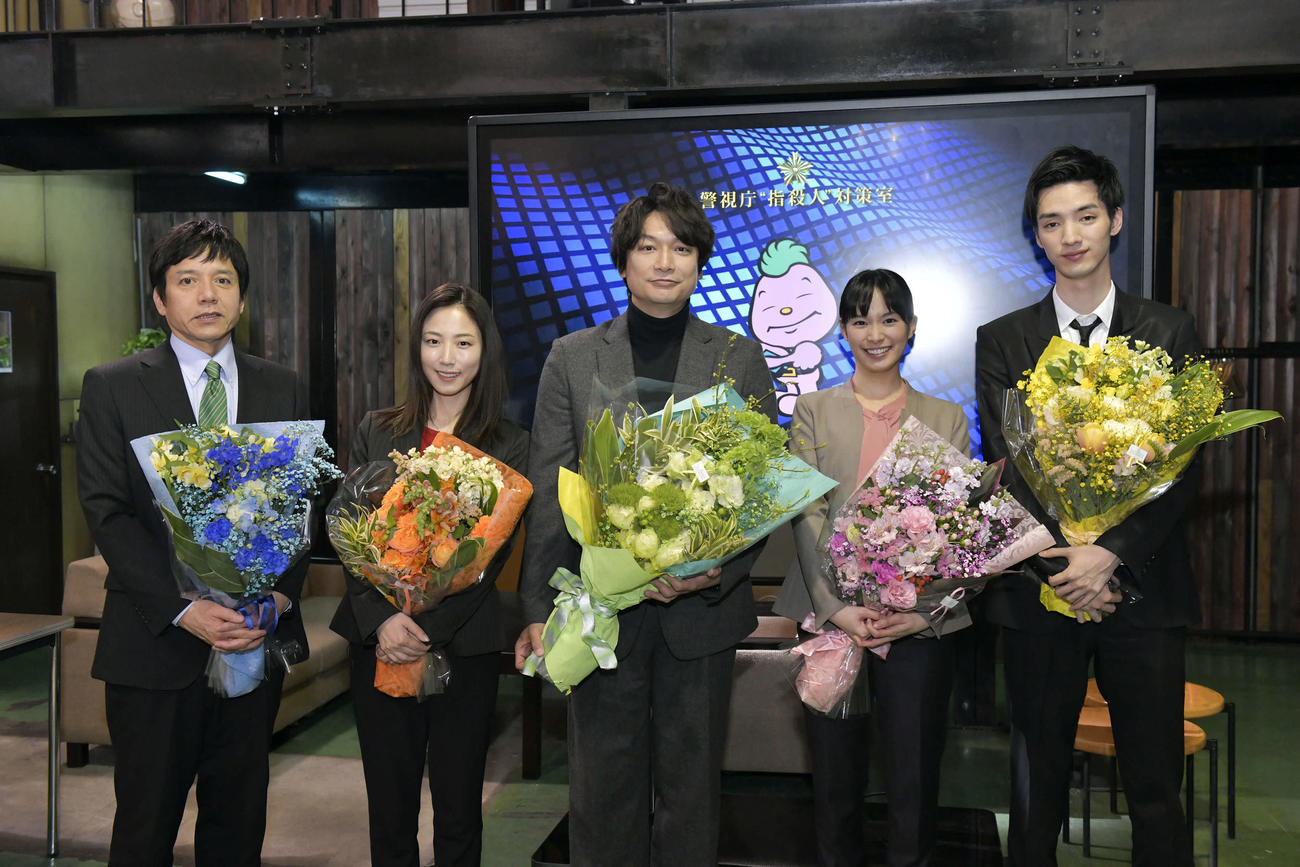左から勝村政信、MEGUMI、香取慎吾、関水渚、清水尋也（C）「アノニマス」製作委員会　　