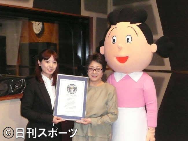 13年9月、ギネス世界記録認定を受けた加藤みどり（中）