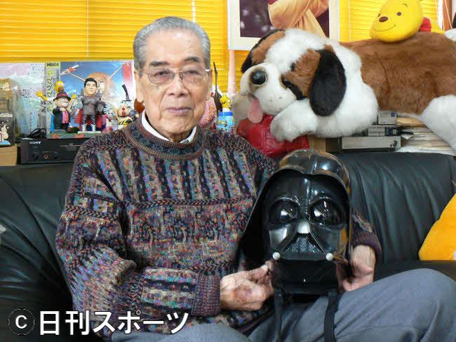 15年3月、ダース・ベイダーのマスクを手にする大平透さん