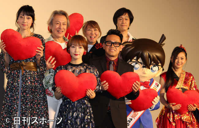 17年4月、「名探偵コナン」の舞台あいさつに参加した高山みなみ（後列左から3人目）