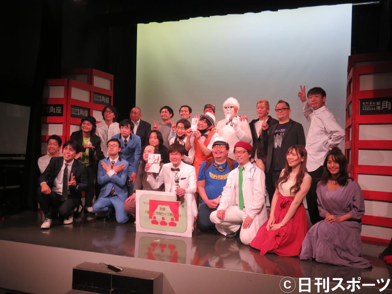 「Be－1グランプリ」の出演者たち。前列中央が優勝した野田ちゃん