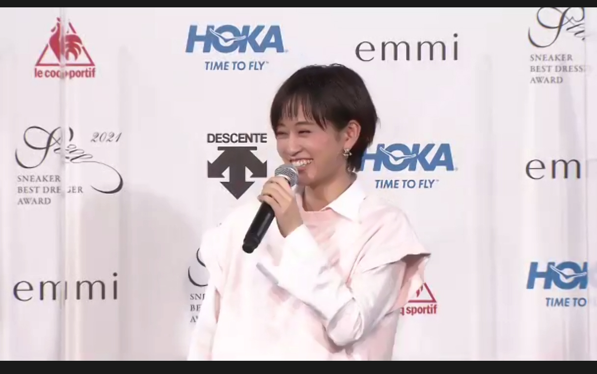 「スニーカーベストドレッサー賞　2021」で女優部門を受賞し笑顔を見せる前田敦子