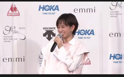 「スニーカーベストドレッサー賞　2021」で女優部門を受賞し笑顔を見せる前田敦子