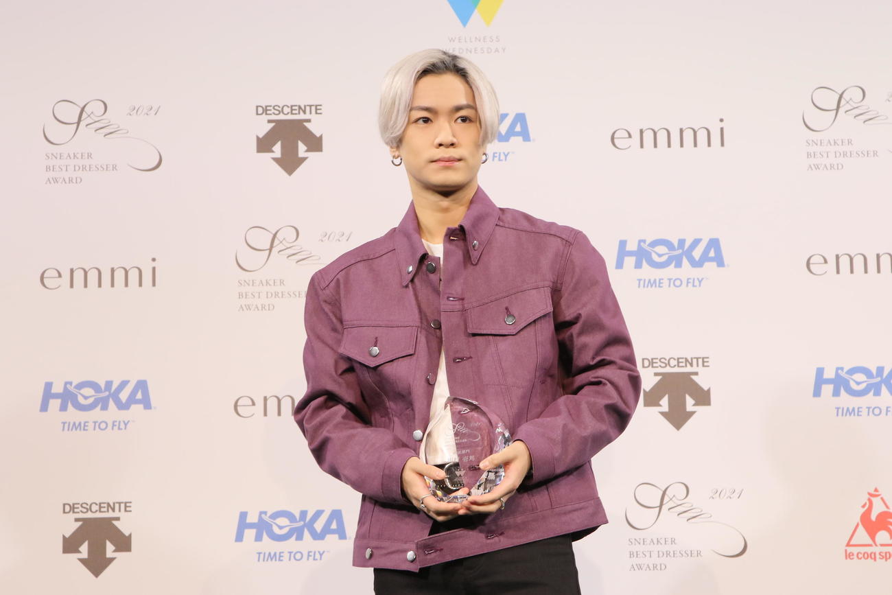 「スニーカーベストドレッサー賞　2021」で俳優部門を受賞し笑顔を見せるTHE RAMPAGE川村壱馬