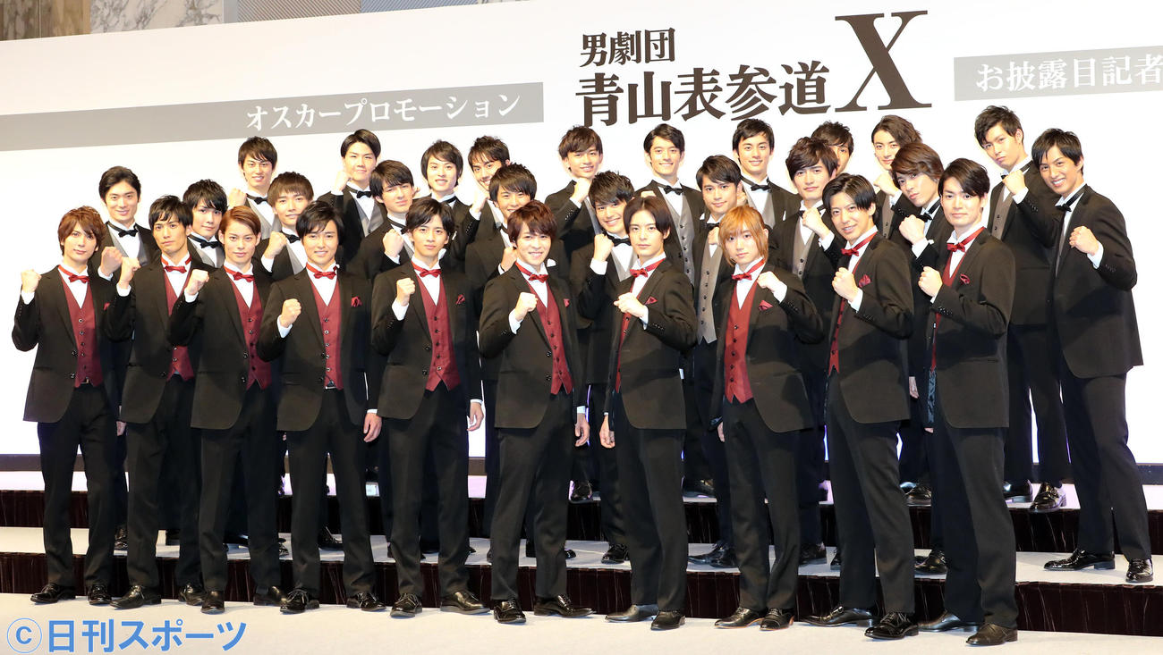 「男劇団　表参道X」お披露目会見。前列右から4人目が塩野瑛久（2017年11月14日撮影）