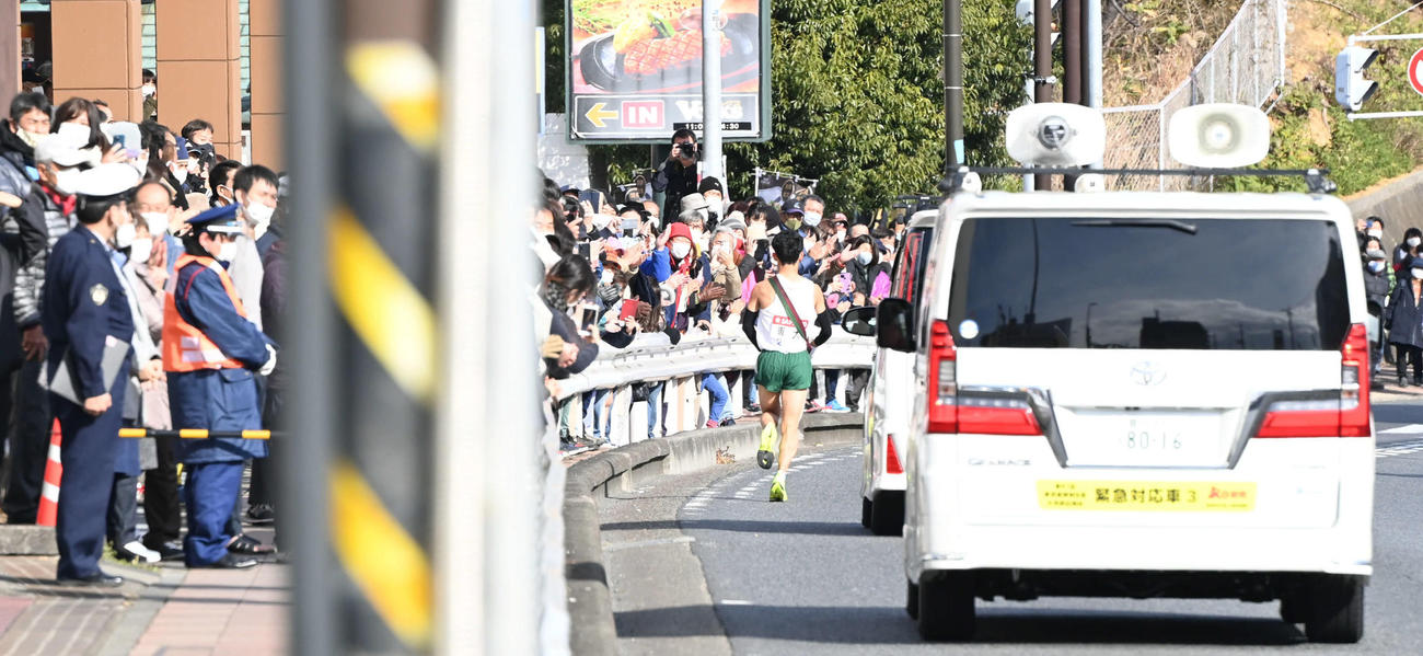 復路の戸塚中継所付近では沿道に観客が大勢集まる場面も見られた（2021年1月3日撮影）