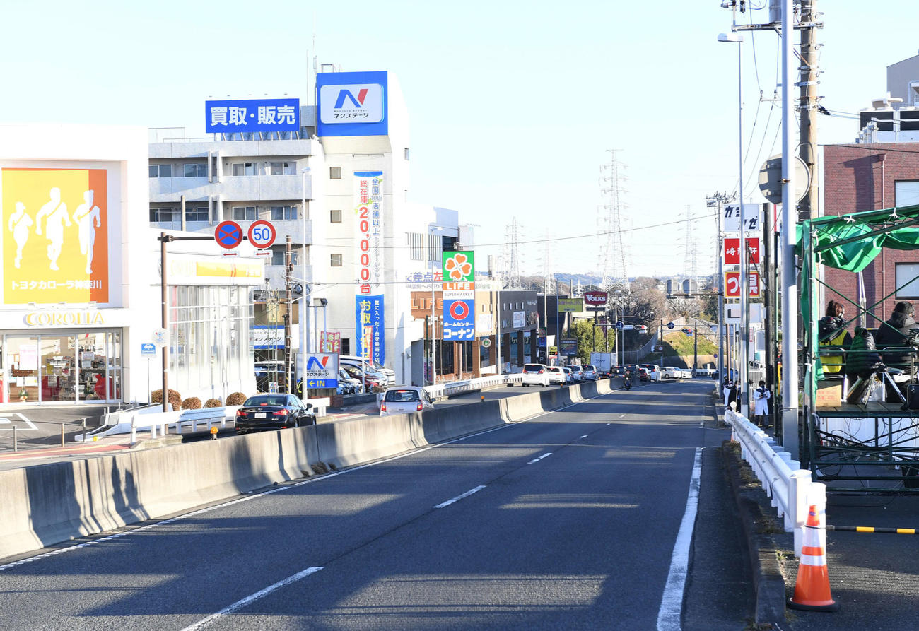 沿道での応援自粛が呼びかけられた箱根駅伝。往路2区の戸塚中継所の近くでは観客の姿が見られなかった（2021年1月2日撮影）