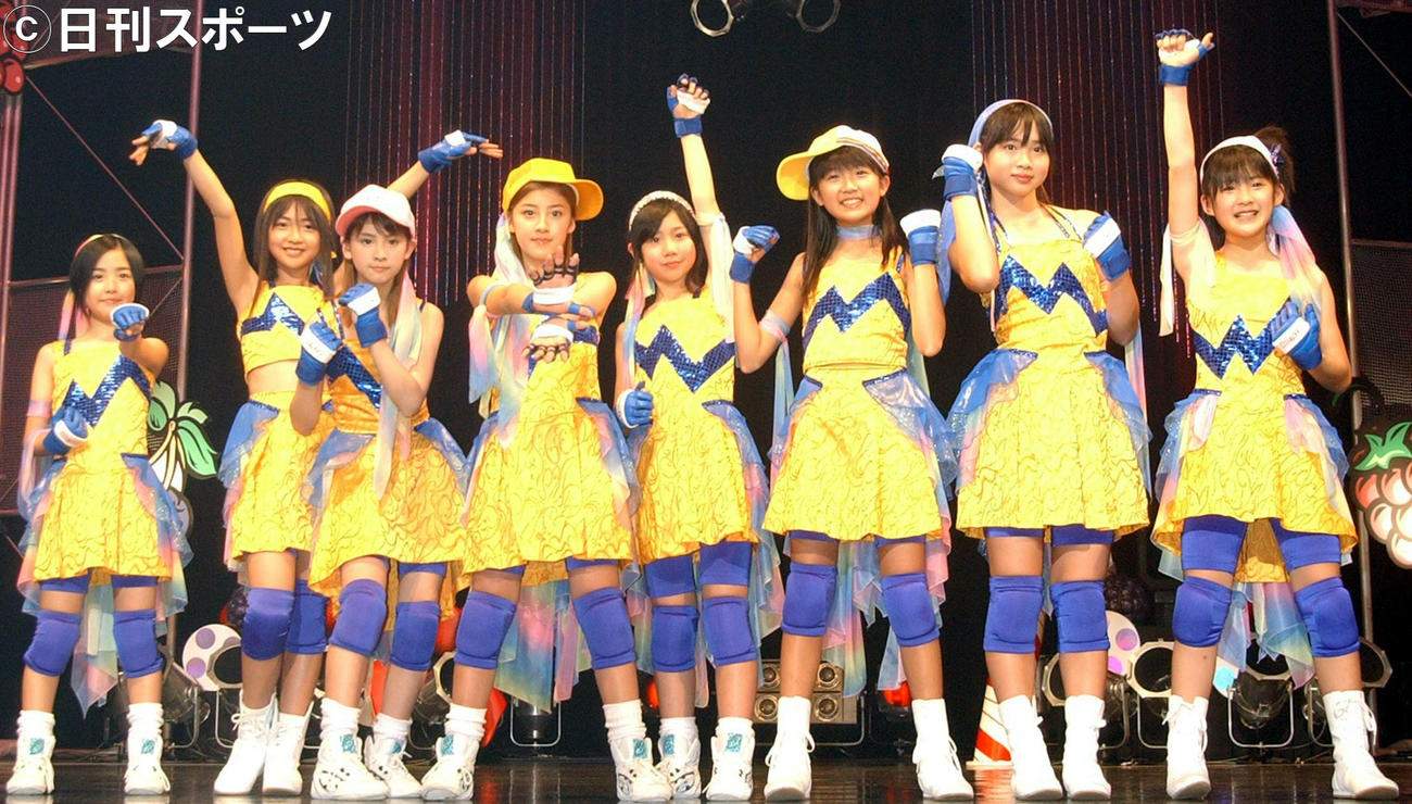 04年4月1日、デビュー記念イベントでポーズをとる左から清水佐紀、熊井友理奈、菅谷梨沙子、夏焼雅、石村舞波、徳永千奈美、須藤茉麻、嗣永桃子