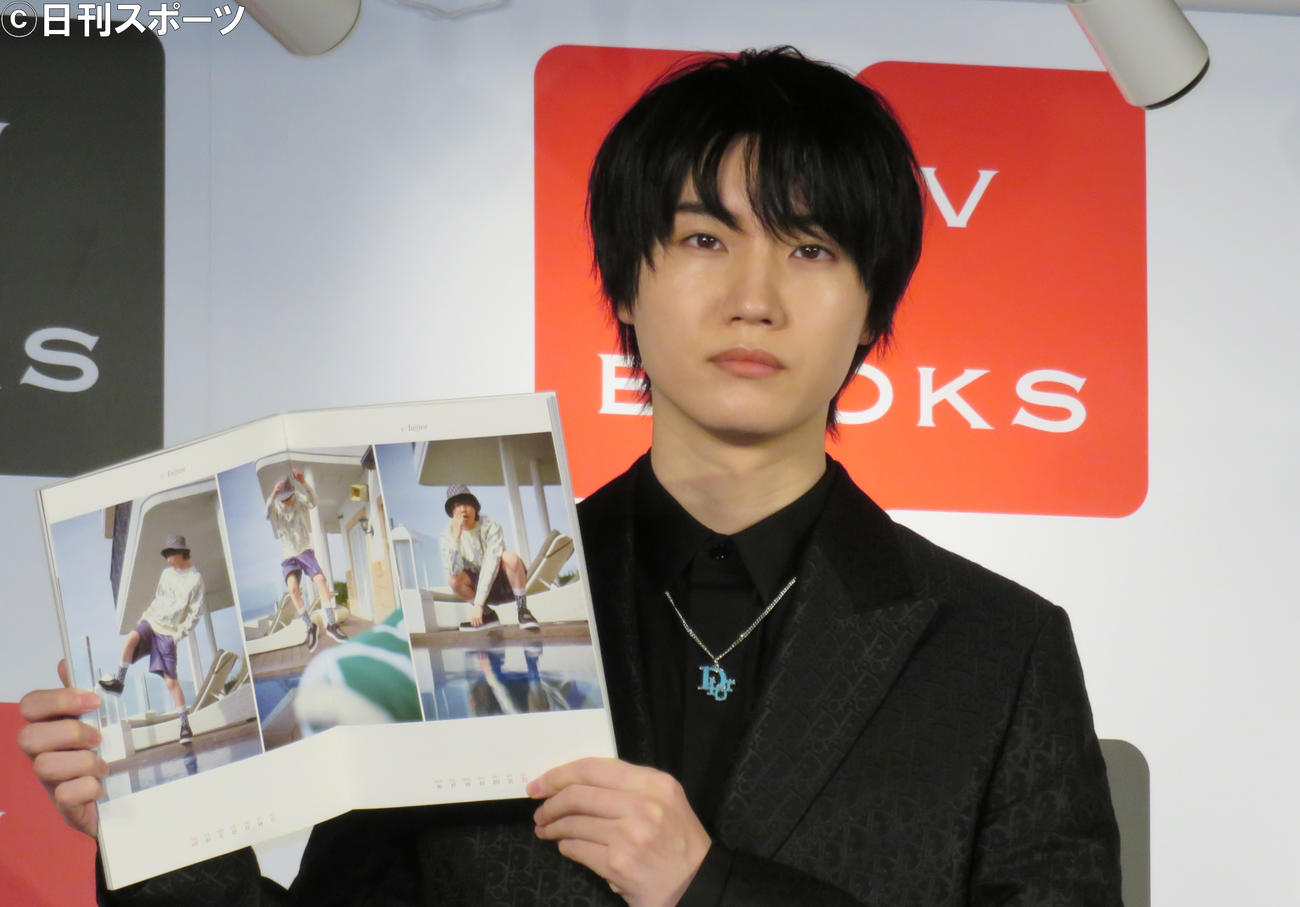 カレンダーの発売イベントに出席し、お気に入りカットを広げる桜田通（撮影・佐藤勝亮）