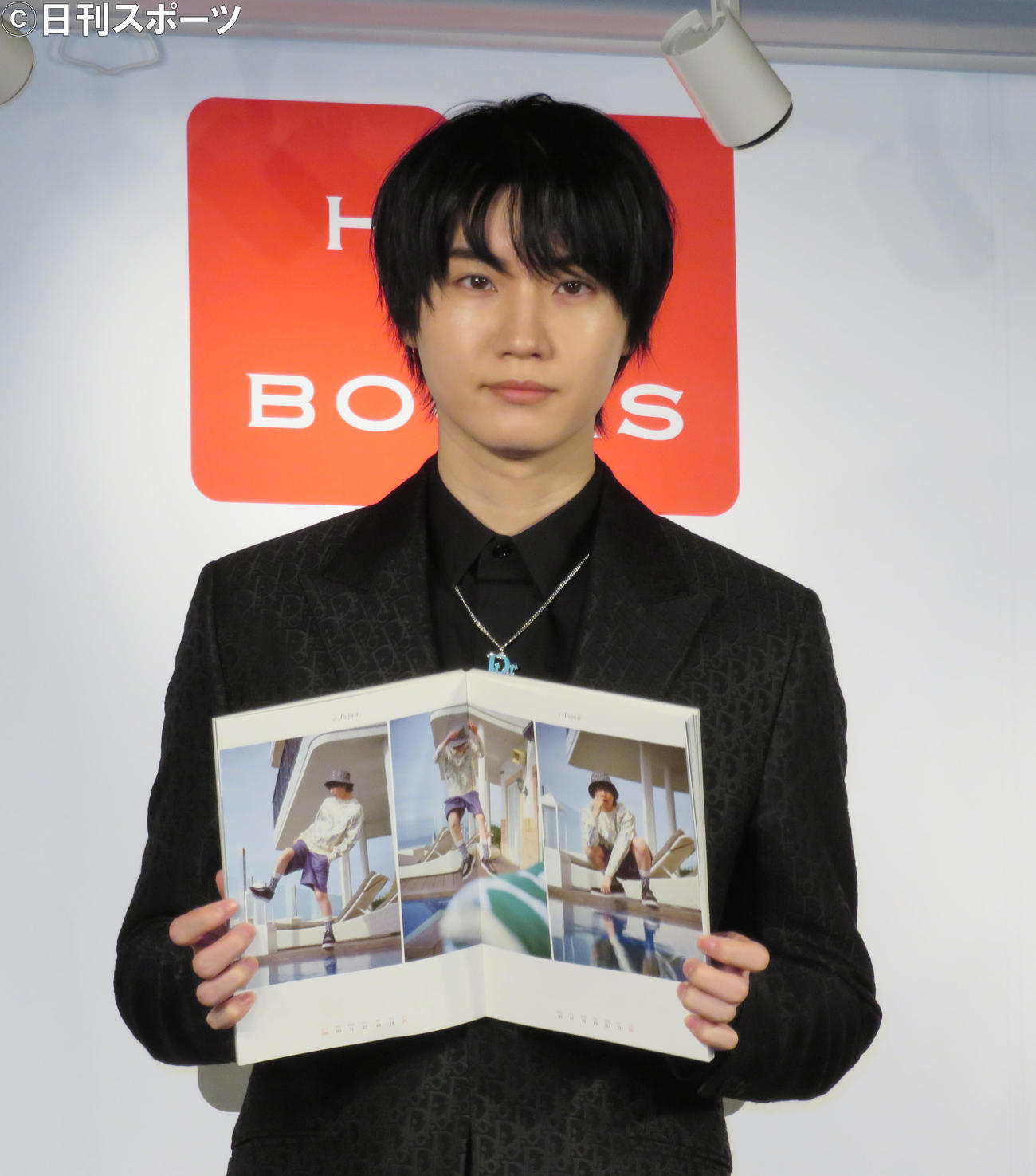 カレンダーの発売イベントに出席し、お気に入りカットを広げる桜田通（撮影・佐藤勝亮）