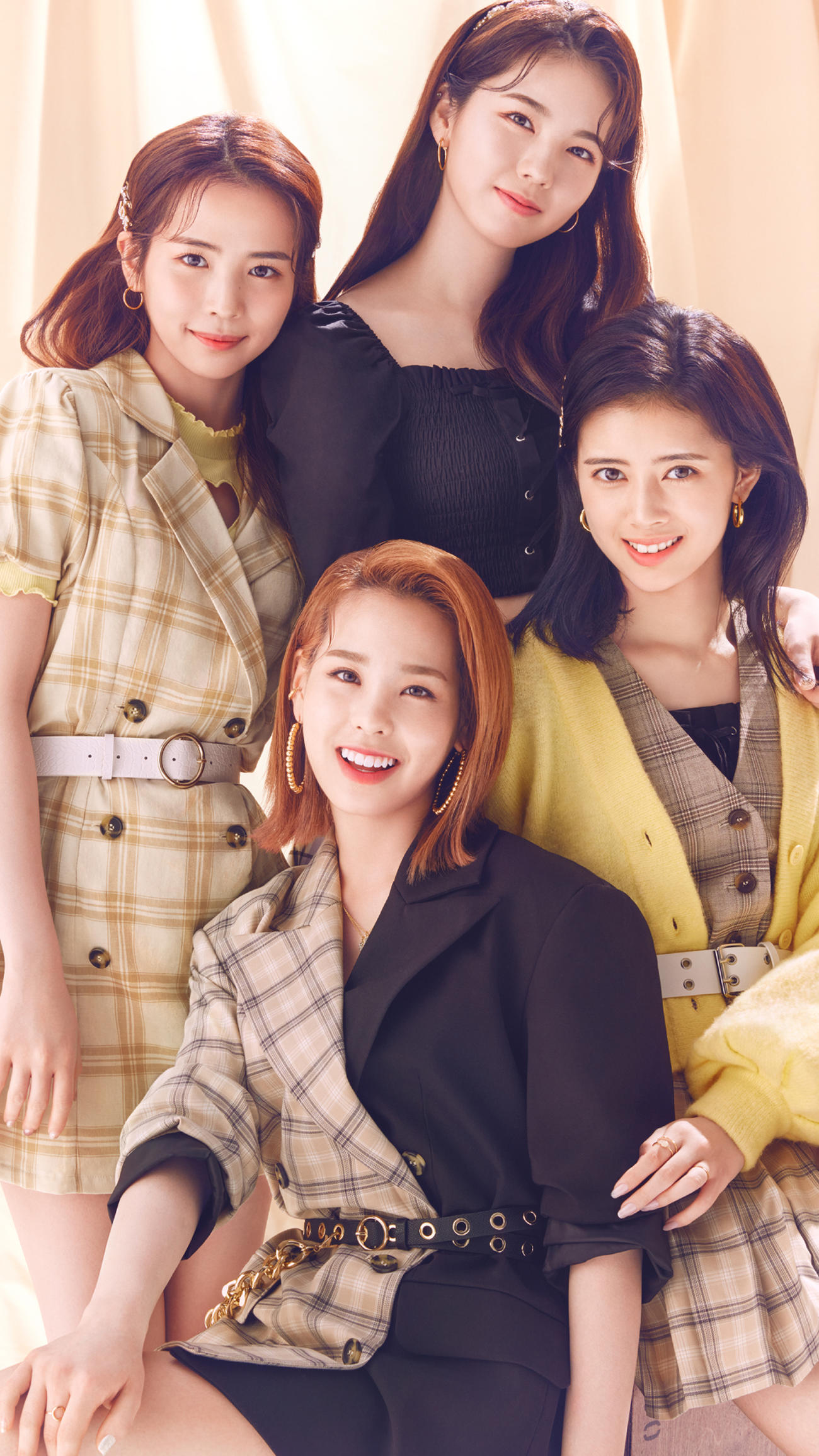 NiziU、（左から時計回りに）MAYA、AYAKA、RIMA、MAKO