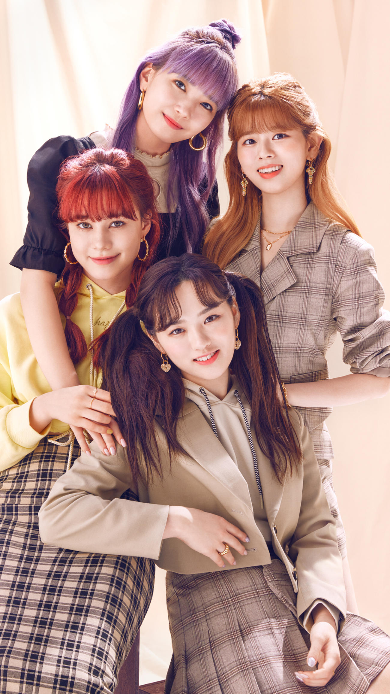 NiziU、（左から時計回りに）NINA、MAYUKA、RIKU、RIO