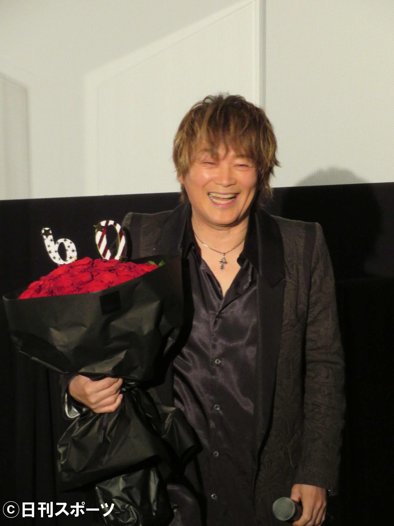 ドキュメンタリー映画「GET OVER－JAM Project THE MOVIE－」舞台あいさつで花束を贈られ、笑顔の影山ヒロノブ（撮影・村上幸将）