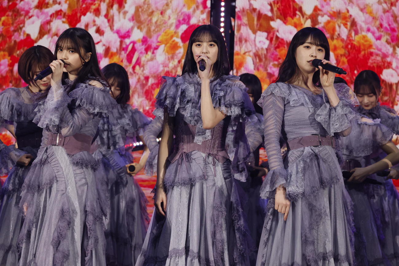 「帰り道は遠回りしたくなる」をパフォーマンスする乃木坂46。左から齋藤飛鳥、遠藤さくら、高山一実