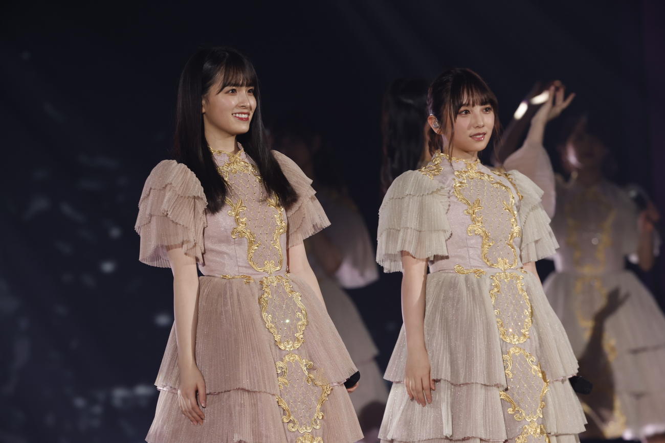 「逃げ水」をパフォーマンスする大園桃子（左）と与田祐希