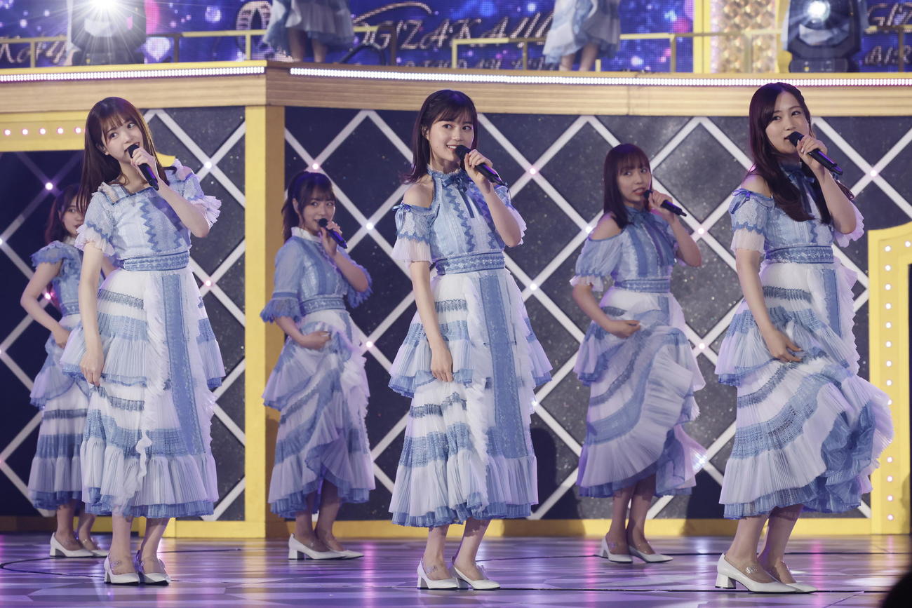 「ぐるぐるカーテン」を披露する乃木坂46