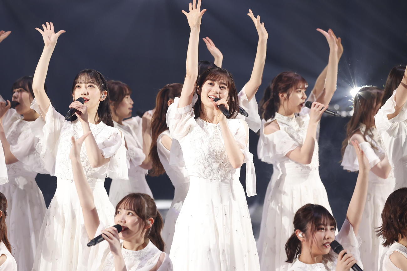 「何度目の青空か？」をパフォーマンスする乃木坂46。中央は生田絵梨花