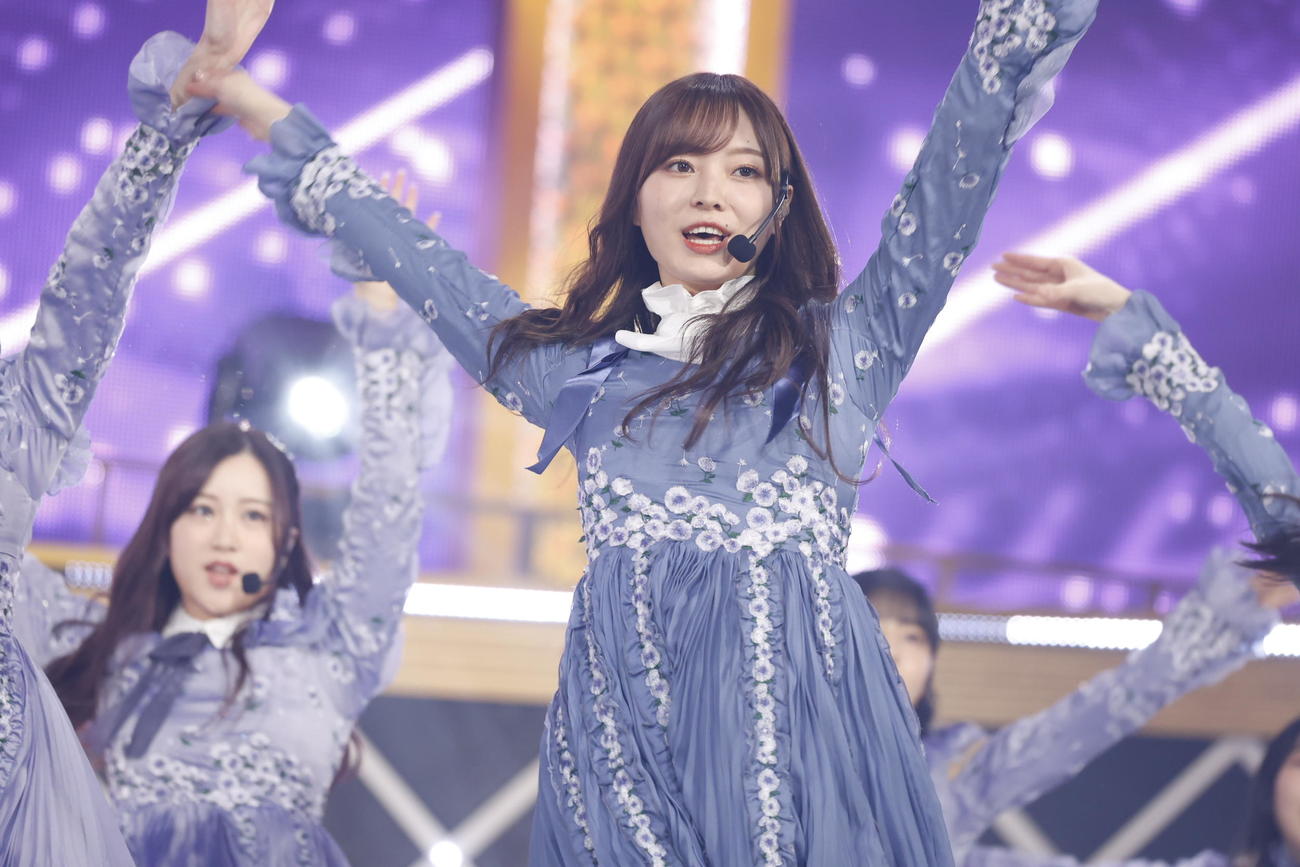 「シンクロニシティ」をパフォーマンスする乃木坂46。中央は梅澤美波