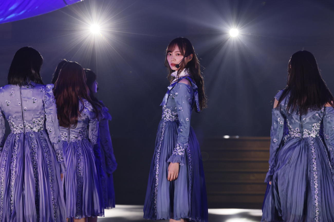 「シンクロニシティ」をパフォーマンスする乃木坂46。中央は梅澤美波