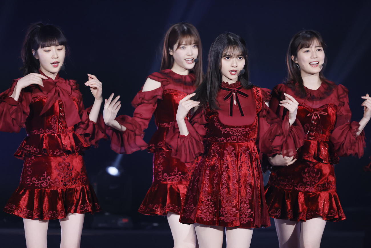 パフォーマンスする乃木坂46。左から高山一実、松村沙友理、齋藤飛鳥、生田絵梨花