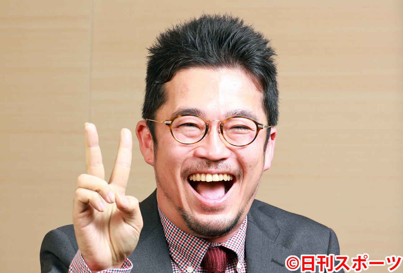 ブルーリボン賞監督賞を受賞した中野量太監督は、飛び切りの笑顔でピースサインでポーズを決めた（撮影・中島郁夫）