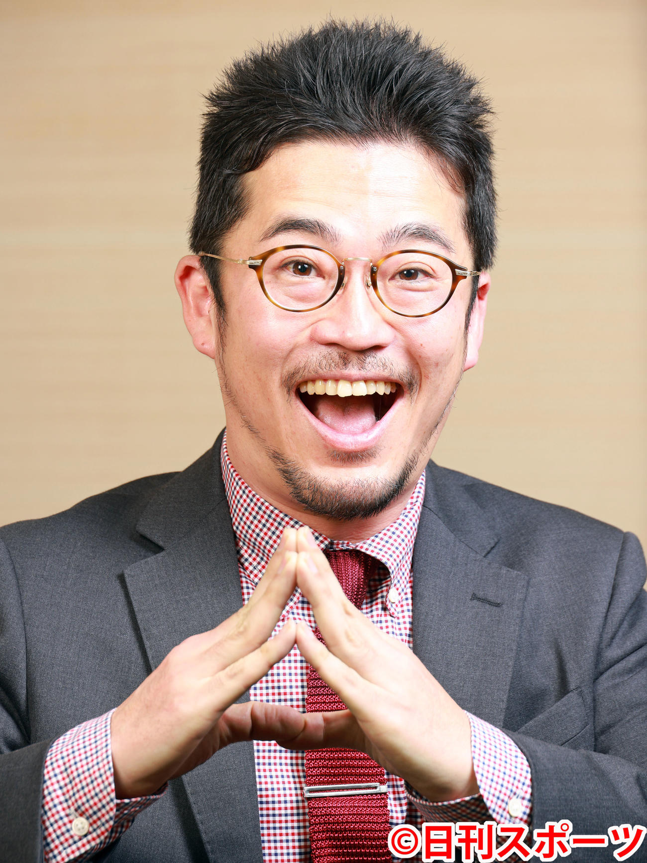 ブルーリボン賞監督賞を受賞した中野量太監督は「浅田家ポーズでしょうでしょう」と笑顔で「Aマーク」を作った（撮影・中島郁夫）