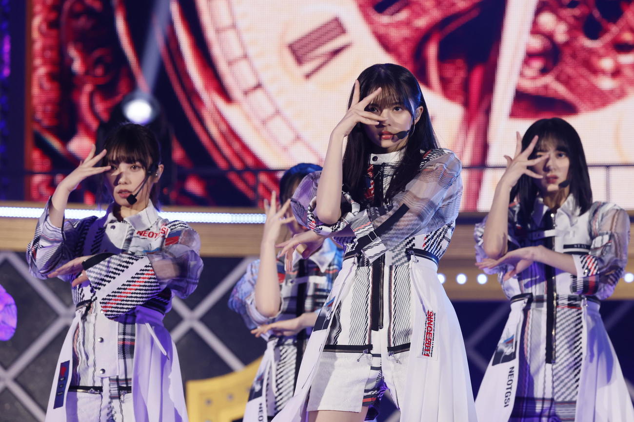 「Wilderness world」をパフォーマンスする乃木坂46。中央は齋藤飛鳥。右は遠藤さくら