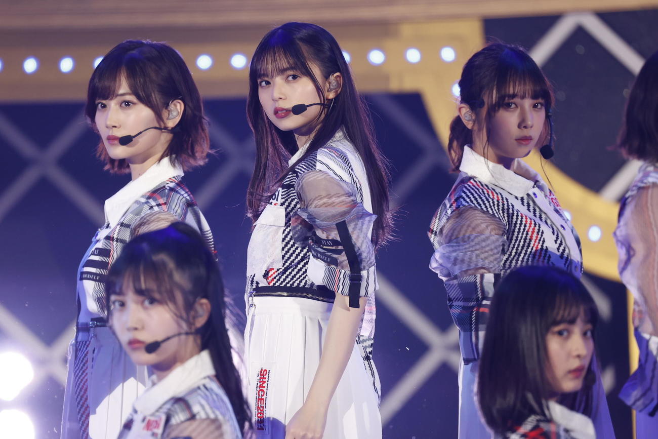 パフォーマンスする乃木坂46。中央は齋藤飛鳥