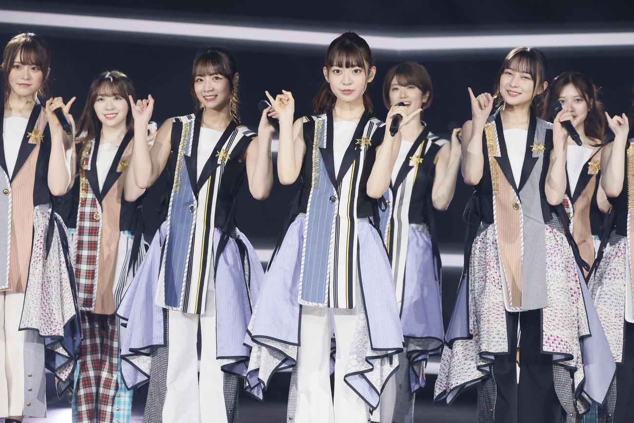 パフォーマンスする乃木坂46。中央は阪口珠美