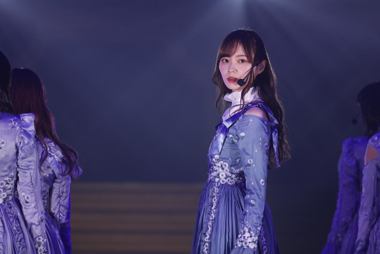 「シンクロニシティ」をパフォーマンスする乃木坂46。中央は梅澤美波　