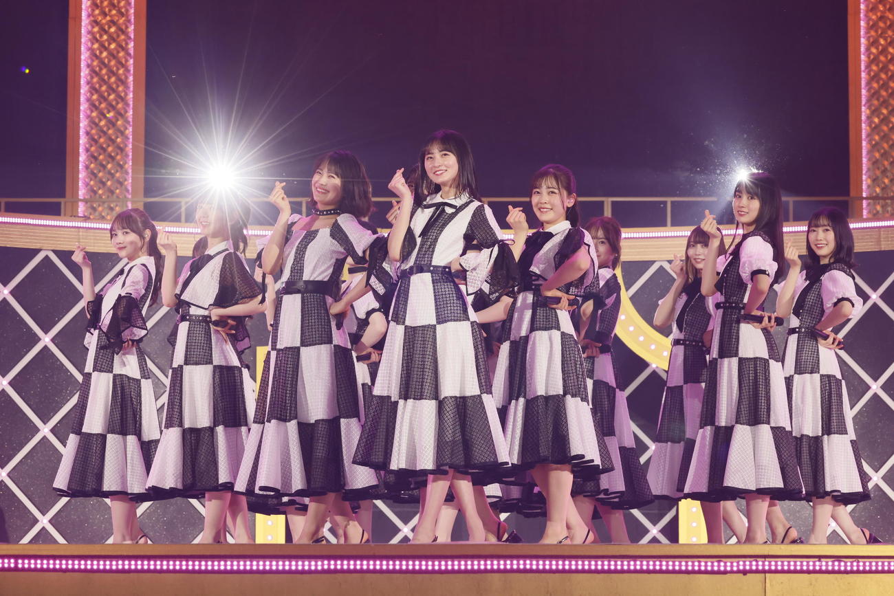 パフォーマンスする乃木坂46の4期生。中央左から清宮レイ、遠藤さくら、柴田柚菜