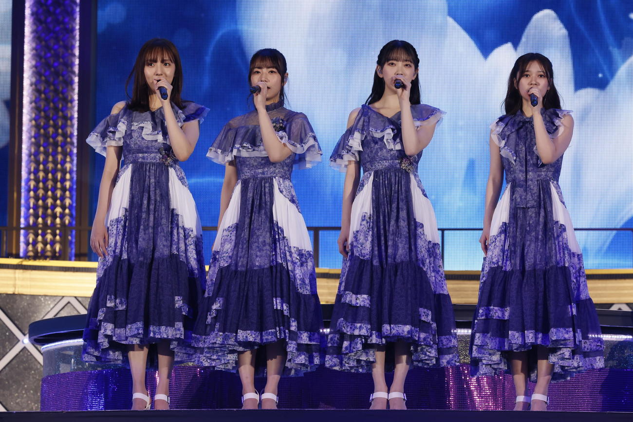 パフォーマンスする乃木坂46。左から新内眞衣、北野日奈子、堀未央奈、寺田蘭世